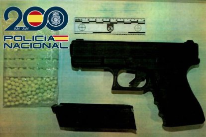 Arma intervenida, que resultó ser simulada.