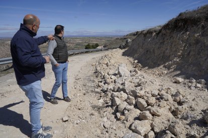 El presidente provincial, Miguel Ángel de Vicente (izda) visita las obras con el diputado de Red Viaria, Benjamín Cerezo.