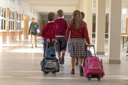 Niños y niñas en el primer día de vuelta a un colegio de Valladolid, en una imagen de archivo