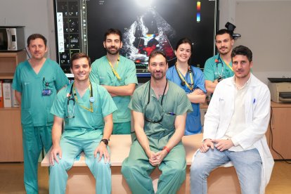 El cardiólogo Ignacio Amat-Santos y su equipo del Hospital Clínico Universitario de Valladolid