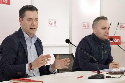 El secretario de Organización del PSOE de Castilla y León, Daniel de la Rosa, y el de León, Daniel San José, comparecen tras una reunión de trabajo.