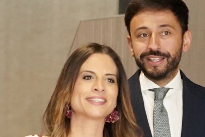 Nuria Rubio en los pasillos de las Cortes con otros miembros del grupo socialista.