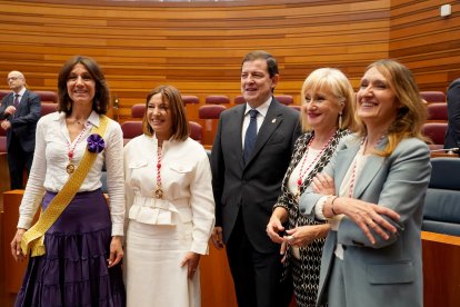 Mercedes Cófreces, con la banda en homenaje a la mujer palentina, junto a Rosa Esteban, Alfonso Fernández Mañueco, Leticia García y Rocío Lucas.