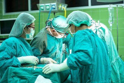 Sanitarios trabajan en un quirófano de la Comunidad