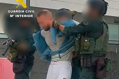 Detienen al líder de la Banda del Kay como responsable de los robos en el polígono de La Vega de Briviesca.
Detienen al líder de la Banda del Kay como responsable de los robos en el polígono de La Vega de Briviesca.
Detienen al líder de la Banda del Kay como responsable de los robos en el polígono de La Vega de Briviesca.