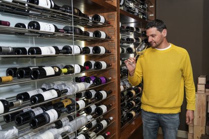 Fructuoso cata un vino ante la cava climatizada