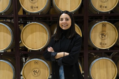 Andrea Benito, en la sala de barricas de Bodegas Briego.