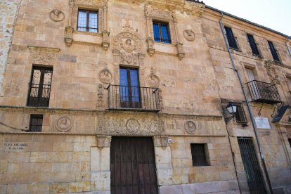 La Casa de las Muertes, en pleno casco histórico de Salamanca, destaca por su fachada plateresca y su leyenda oscura