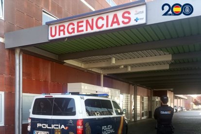 Un coche de la Policía Nacional en la puerta de urgencias del hospital de Zamora