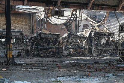 La alcaldesa de Burgos, Cristina Ayala, visita las cocheras municipales, incendiadas en la madrugada