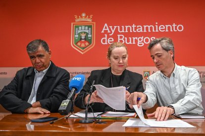 La alcaldesa de Burgos, Cristina Ayala, acompañada del vicealcalde, Álvaro Manso, y del concejal de autobuses, César Barriada.