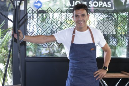 Alberto Soto, chef y propietario de Cepa 21 y Ajo de Sopas, en la terraza exterior donde se sitúa el invernadero.