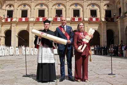 León acoge la tradicional ceremonia de Las Cabezadas, que este año enfrenta al abad del Cabildo de san Isidoro, Luis García, y a la concejala de Comercio,