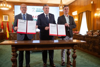 Firma del contrato para el servicio de Oficina Financiera Móvil para la provincia de Zamora.
