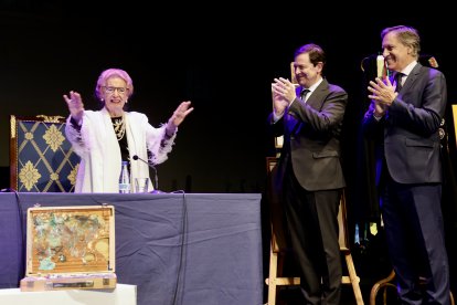 Alfonso Fernández Mañueco asiste al homenaje que se celebra en el teatro Liceo de Salamanca a Pilar Fernández Labrador.