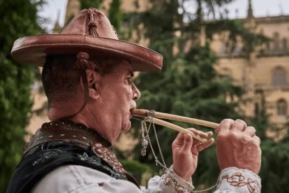 Ángel Rufino de Haro interpreta una charrada con gaita y tamboril frente a la Catedral de Salamanca, manteniendo viva una tradición centenaria