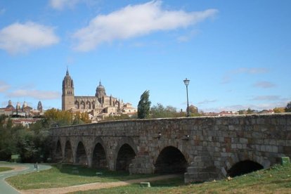 El puente romano de Salamanca, escenario histórico donde se sitúa el emblemático verraco vetón junto al río Tormes