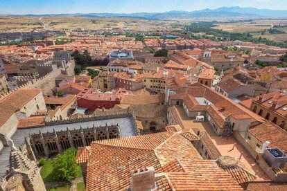 Panorámica desde la torre de la Catedral de Ávila que muestra el entramado histórico de la ciudad y su muralla medieval