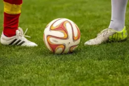 Dos detenidos en Palencia por causar lesiones graves a otro jugador en un partido de fútbol informal
