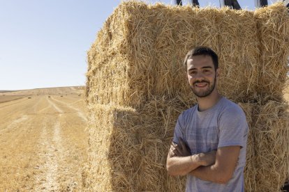 El joven agricultor Miguel Pollo, en una explotación agrícola de la provincia de Salamanca.