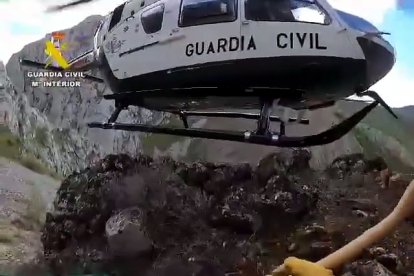 La Guardia Civil rescata a dos montañeros enriscados en las Hoces de Vegacervera (León)