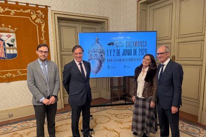 El concejal Ángel Fernández (i), el alcalde, Carlos García Carbayo; la fundadora de Gastroactitud, Julia Pérez Lozano, y el presidente de la Diputación, Javie Iglesias (d).