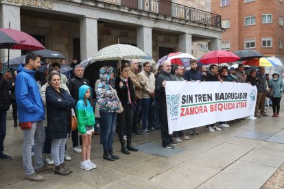 Concentración de AUSAVE para exigir la restitución inmediata del tren madrugador frecuencia y mejorar las conexiones con Zamora.