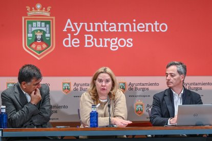 La alcaldesa de Burgos informa de avances en los autobuses urbanos
