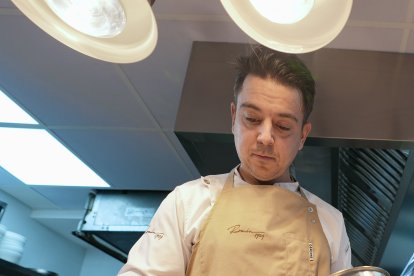 Rodrigo Herrero, chef y propietario, prepara uno de los platos del menú