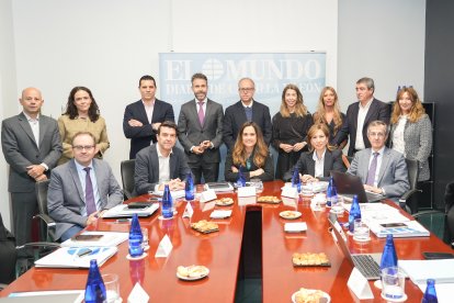 De pie: Pablo Gómez (director de la Fundación Intras), Elisa Gutiérrez (directora de instituciones de Caixabank), Raúl Grande (responsable Enterprise Vodafone), David García (rector de la UEMC), José Mateos (vicerrector de Investigación de la USAL), Sandra Martínez (directora general de Iberaval), Silvia Herrero (directora de comunicación de Iberdrola), Pablo Lago (director de El Mundo de Castilla y León) y Alicia Iglesias. Sentados: Félix Barrio (director general de Incibe), Vicente Ruiz (director adjunto de El Mundo), Adriana Ulibarri (editora de El Mundo de Castilla y León), Rosa Cuesta (directora de Política Económica y Competitividad de la Junta), Alberto Caballero (director gerente de la Fundación del ICSCyL)