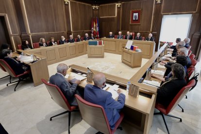 La Real Academia Española celebra un pleno extraordinario público en León.