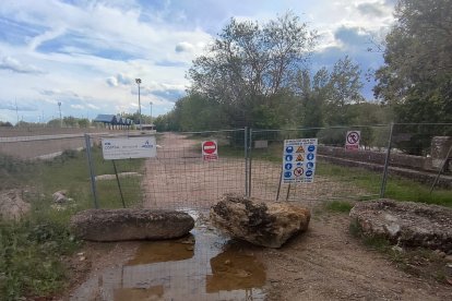 Ecologistas en Acción ha presentado al Seprona una denuncia contra la 'UTE Red de Calor' por la ejecución de obras "presuntamente ilícitas" de la central de biomasa y Red de Calor de León.