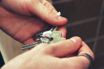 Un joven usa las llaves de su vivienda