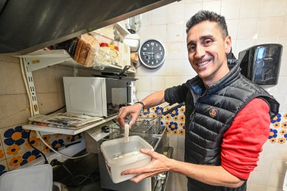 Jorge Villegas, en el bar de la Peña San Vicente, donde tiene una carta 100% sin gluten.