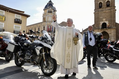 Celebración de una misa y un acto de bendición de cascos con motivo de la VIII Concentración Internacional Madonna de los Centauros en La Bañeza