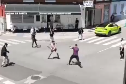 Pelea entre los ultras de Éibar y la Cultural Leonesa en León