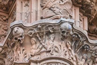 La pequeña rana esculpida sobre una calavera se ha convertido en uno de los símbolos más reconocibles de Salamanca y en un ritual universitario antes de los exámenes.