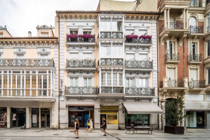 El patrimonio urbano de Palencia convive con tradiciones populares que cada primavera reúnen a vecinos y visitantes alrededor de la gastronomía local.