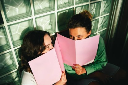 Para algunas personas, la confianza llega poco a poco: varios psicólogos relacionan esta forma de vincularse con perfiles más reservados y selectivos en sus relaciones.