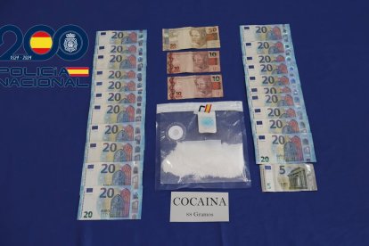 Dinero y droga incautada a la joven que viajaba en el autobús con destino a Madrid.