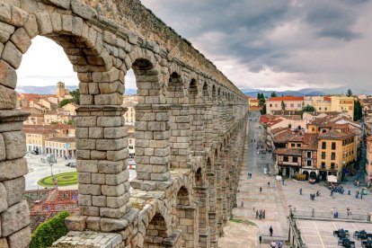 El Acueducto de Segovia revela otra dimensión cuando se contempla desde las alturas: una obra romana que sigue atravesando la ciudad casi 2.000 años después.