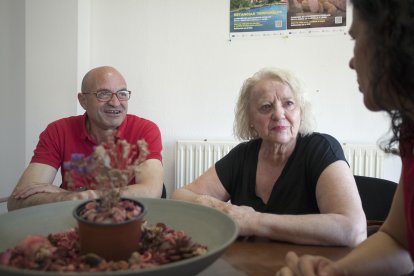 Pilar y Camilo, miembros de la familia de acogimiento, junto a Sonia, técnico de la Cruz Roja