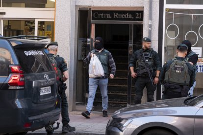 Operacion del GAR de la Guardia Civil en carretera de rueda 21.