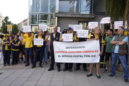 Concentración de los trabajadores de Correos en Ponferrada para reclamar más personal y mejora del servicio