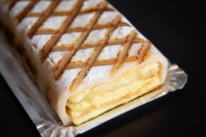 El ponche segoviano combina bizcocho, crema pastelera y mazapán en uno de los postres más tradicionales de Segovia, reconocible por su acabado geométrico tostado.