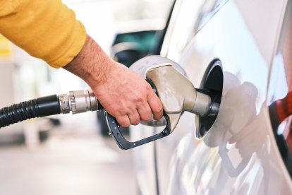 Un automóvil reposta en una gasolinera.