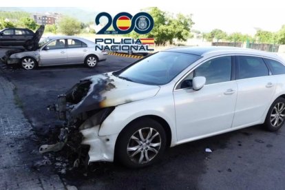 Uno de los vehículos incendiados en Ponferrada