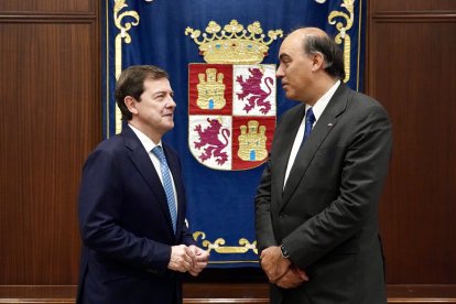El presidente de la Junta de Castilla y León, Alfonso Fernández Mañueco, recibe al embajador de Argentina, Wenceslao Bunge Sarabia.