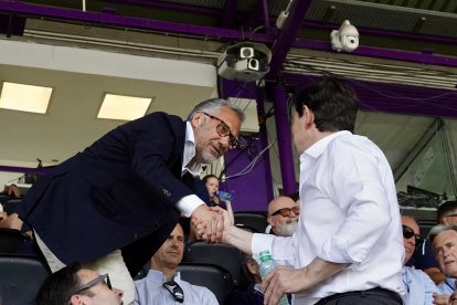 Carlos Pollán y Alfonso Fernández Mañueco se saludan ayer en el partido de rugby de España en el Zorrilla.
