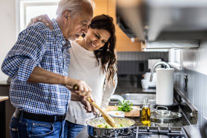 Hay personas que no verbalizan demasiado el afecto, pero lo demuestran con gestos cotidianos como cocinar, cuidar o estar presentes cuando hace falta.
